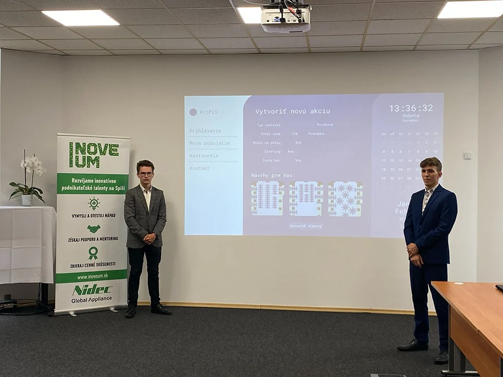 Presenting Hallify at iNOVEum, with the booking form on the screen suggesting three table layouts